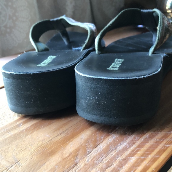 Teva Flip Flops 1.5” Heel Khaki Olive Green with Floral and Spirals size 9 - Picture 10 of 11